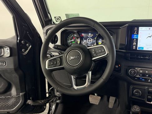 Used 2025 Jeep Wrangler Unlimited Sahara AWD/4WD image 15