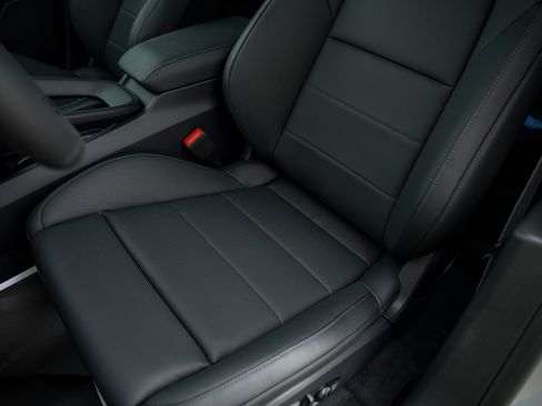 Certified 2025 Porsche Macan Electric image 23