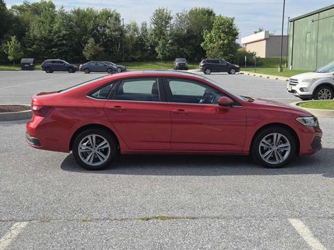 Used 2024 Volkswagen Jetta SE FWD image 8