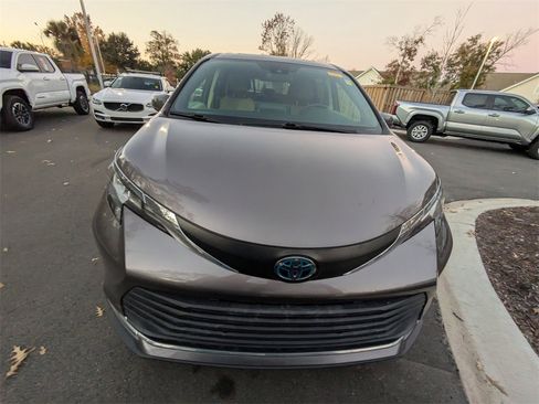 Used 2021 Toyota Sienna XLE image 2
