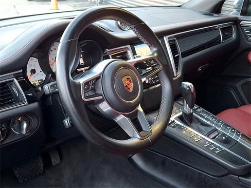 Certified 2017 Porsche Macan S image 4