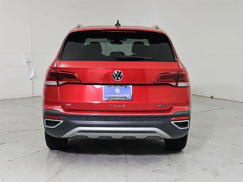 Certified 2024 Volkswagen Taos SE image 5