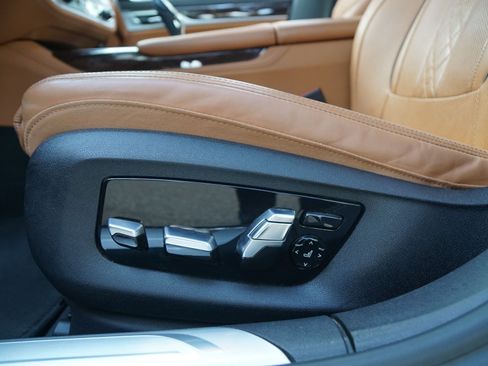 Used 2020 BMW 750i xDrive AWD/4WD image 25