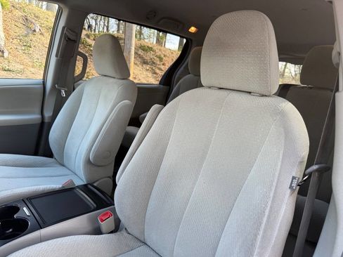 Used 2014 Toyota Sienna LE image 14