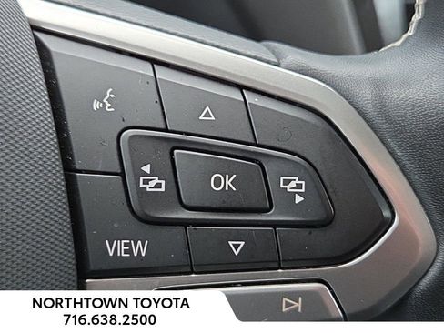 Used 2022 Volkswagen Tiguan SE w/ Panoramic Sunroof Package image 16