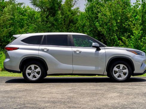 Used 2023 Toyota Highlander LE FWD image 6