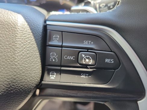 Used 2023 Jeep Grand Cherokee Limited AWD/4WD image 18