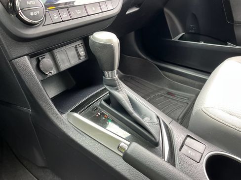 Used 2015 Toyota Corolla LE FWD image 19