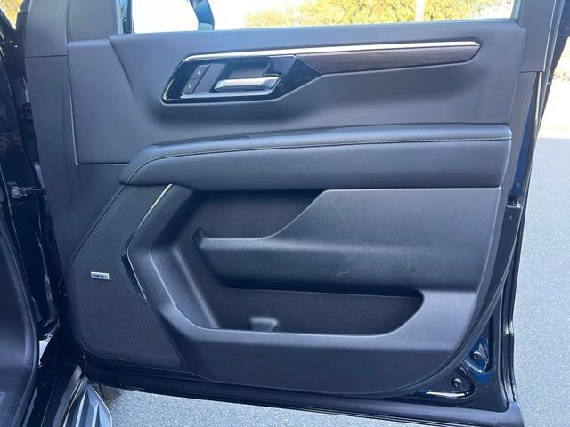 Used 2026 Chevrolet Suburban Premier AWD/4WD image 31