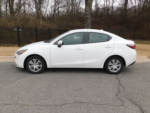 Used 2020 Toyota Yaris L image 2