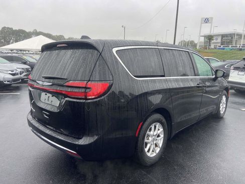 Used 2024 Chrysler Pacifica Touring-L image 9