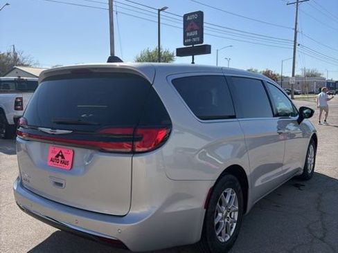 Used 2024 Chrysler Pacifica Touring-L FWD image 14