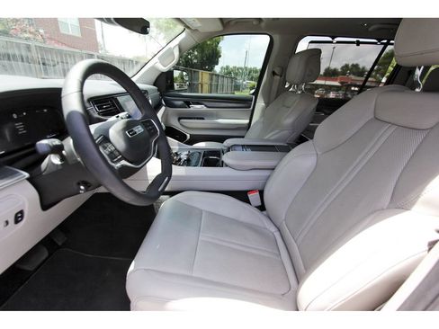 Used 2023 Jeep Wagoneer L Series III w/ Premium Group I AWD/4WD image 16