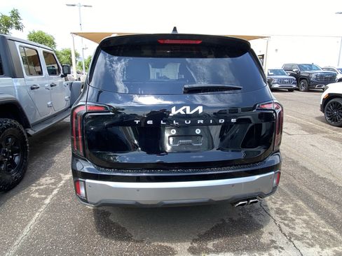 Used 2023 Kia Telluride EX w/ EX Captain's Chair Package FWD image 3