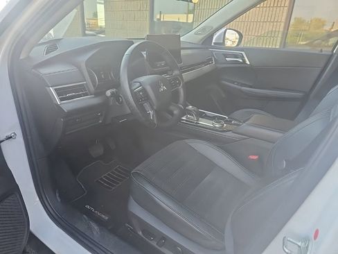 Used 2025 Mitsubishi Outlander SE AWD/4WD image 2