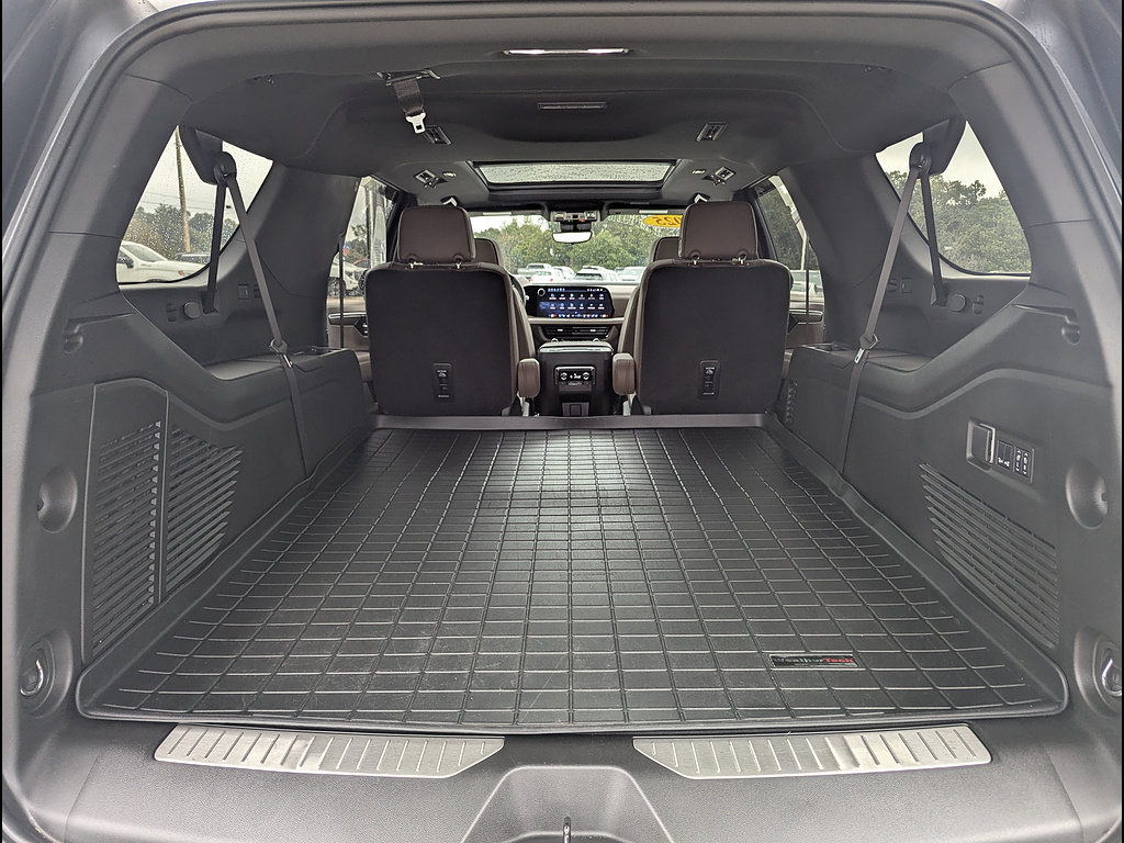 Used 2025 Chevrolet Suburban High Country AWD/4WD image 23