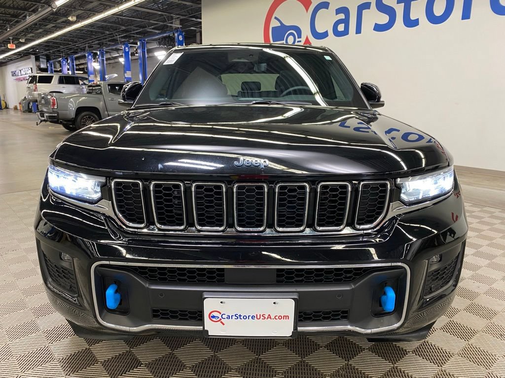 Used 2023 Jeep Grand Cherokee Overland w/ Luxury Tech Group IV AWD/4WD image 4