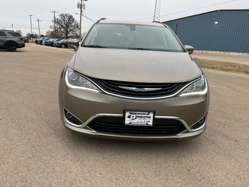 Used 2018 Chrysler Pacifica Touring Plus image 2