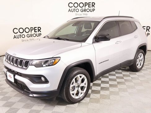 Used 2025 Jeep Compass Latitude image 9