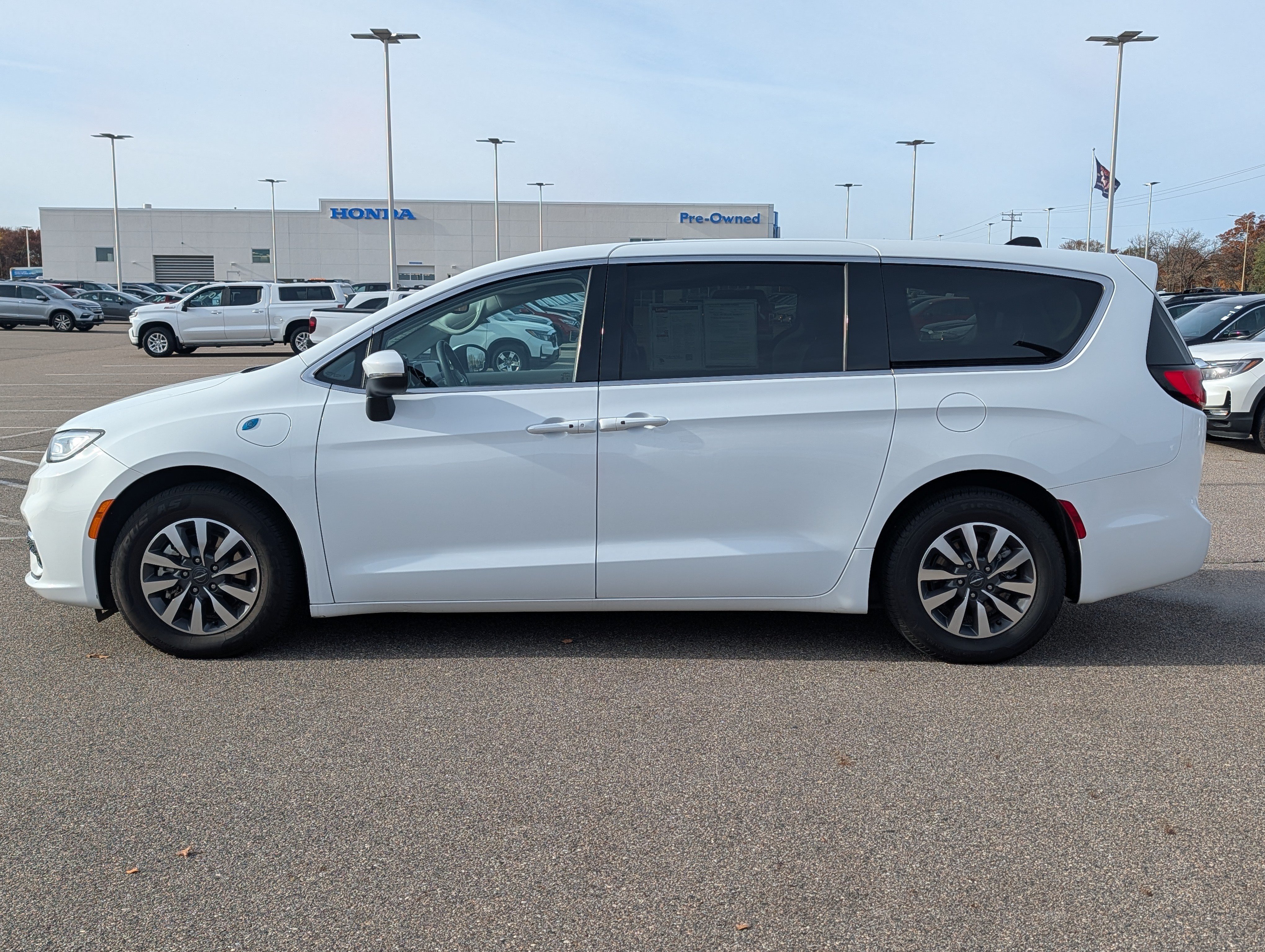 Used 2023 Chrysler Pacifica Touring-L FWD image 4