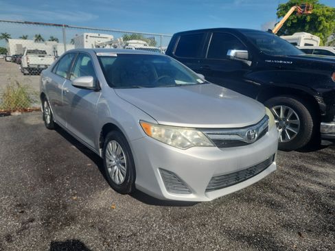 Used 2014 Toyota Camry LE FWD image 3