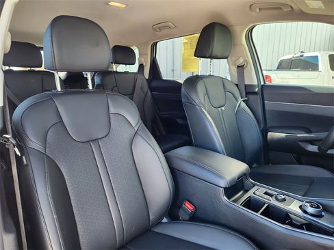 Used 2024 Kia Sorento EX image 15