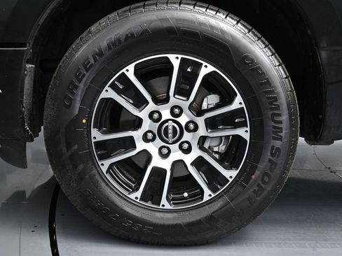 Used 2023 Nissan Titan SV image 9