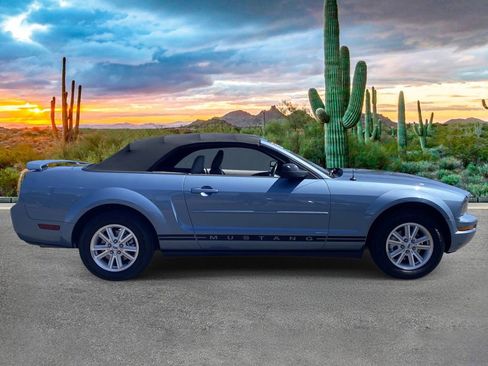Used 2006 Ford Mustang Convertible RWD image 2