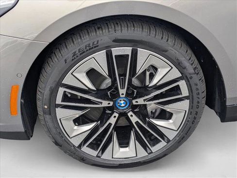 Used 2025 BMW i5 eDrive40i w/ Premium Package image 9