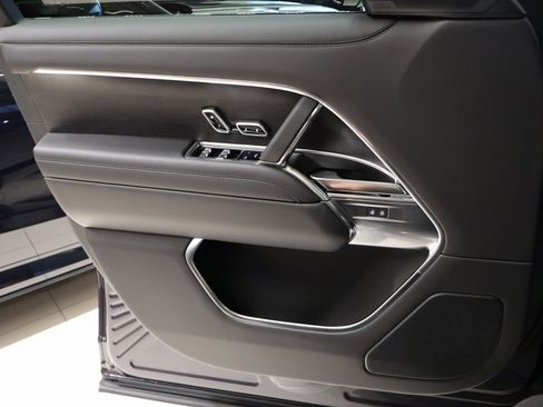 Certified 2025 Land Rover Range Rover SE image 30