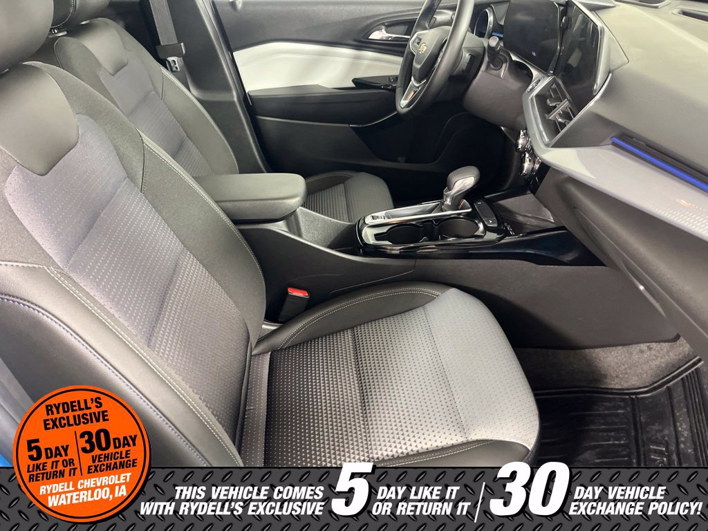 Used 2025 Chevrolet Trax LT w/ Sunroof Package FWD image 19