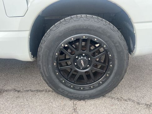 Used 2019 Nissan Titan SV w/ SV Convenience Package image 8