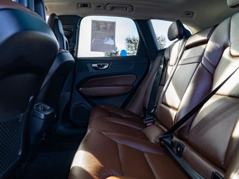 Used 2018 Volvo XC60 T5 Momentum w/ Convenience Package image 18