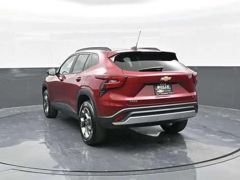 Used 2025 Chevrolet Trax LT w/ LT Convenience Package image 5