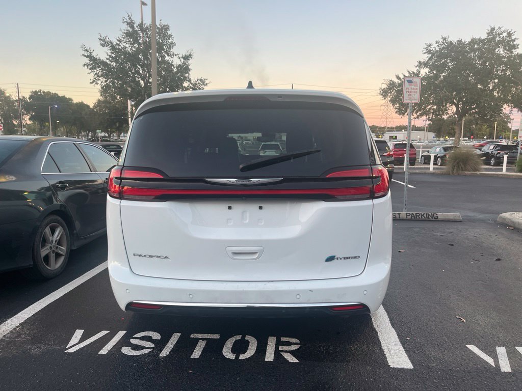 Used 2023 Chrysler Pacifica Touring-L FWD image 6