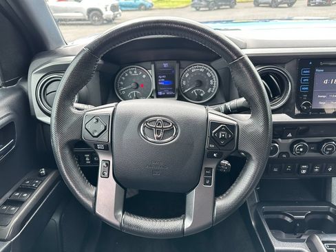 Used 2018 Toyota Tacoma TRD Off-Road w/ Technology Package AWD/4WD image 19