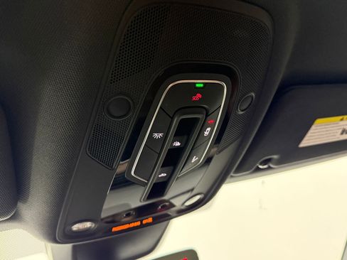 Used 2022 Audi e-tron Premium w/ Convenience Plus Package image 22