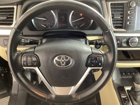 Used 2019 Toyota Highlander XLE AWD/4WD image 23