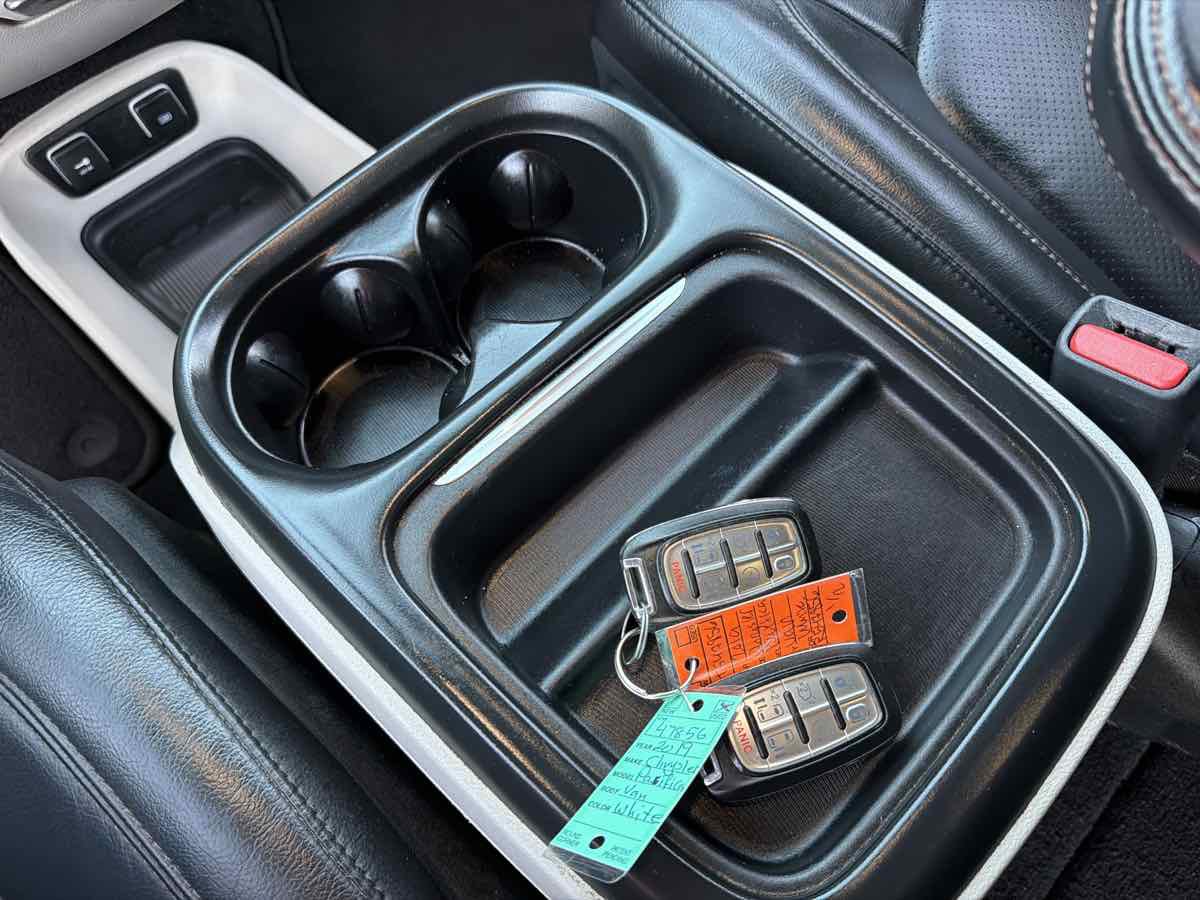 Used 2019 Chrysler Pacifica Touring-L FWD image 28