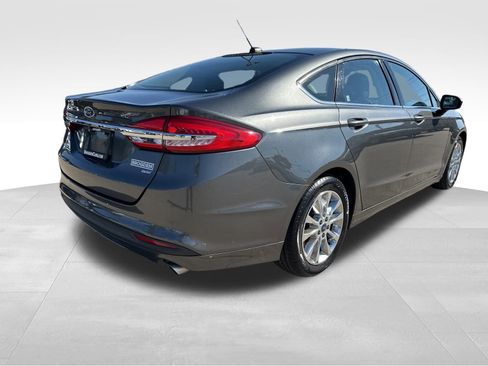 Used 2017 Ford Fusion SE w/ Fusion SE Technology Package image 12