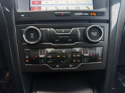 Certified 2018 Ford Explorer XLT w/ Equipment Group 202A AWD/4WD image 20