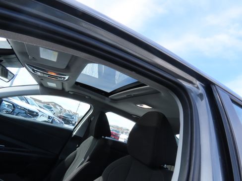 Used 2025 Hyundai Elantra SEL image 34