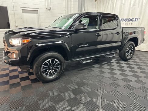 Used 2023 Toyota Tacoma TRD Sport w/ Technology Package image 5