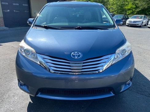 Used 2013 Toyota Sienna XLE w/ Premium Pkg image 2