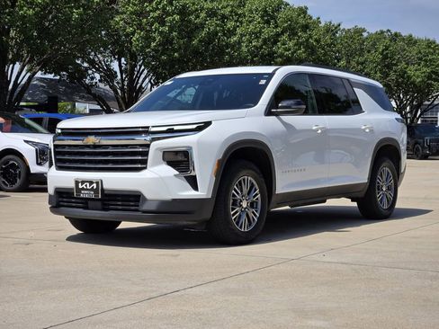 Used 2025 Chevrolet Traverse LT FWD image 2