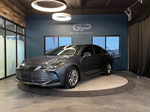 Used 2020 Toyota Avalon XLE w/ Moonroof Package image 7