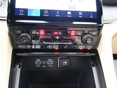 Used 2025 Jeep Grand Cherokee Limited AWD/4WD image 9