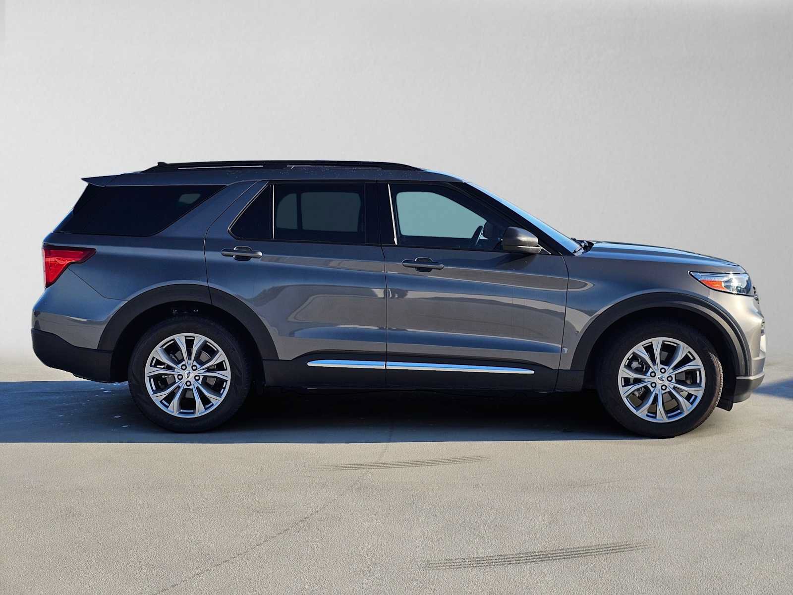 Used 2023 Ford Explorer XLT w/ Equipment Group 202A RWD image 2