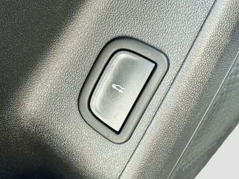 Used 2025 Chevrolet Traverse LT image 19