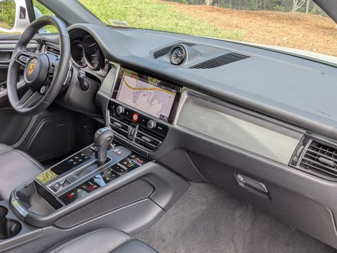 Certified 2026 Porsche Macan AWD/4WD image 21